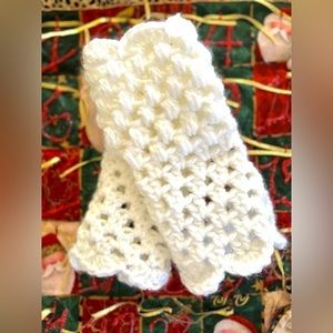 CROCHETED FINGERLESS GLOVES